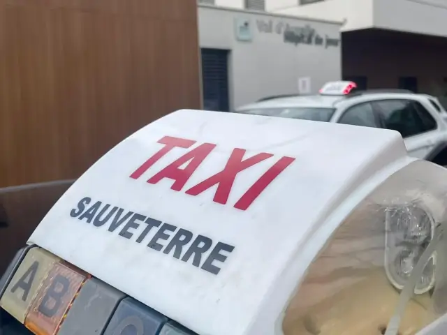 Taxi Claire devant un établissement hospitalier